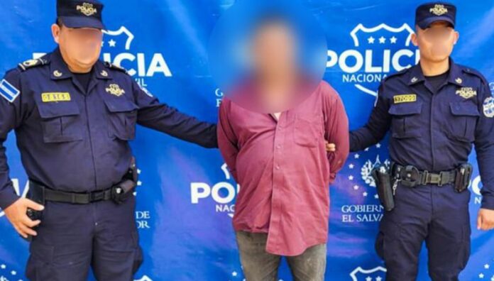Capturan a hombre que amenazó con corvo a motorista Un hombre fue detenido tras amenazar con un corvo al motorista de un microbús de la ruta 21 y causar daños a la unidad.