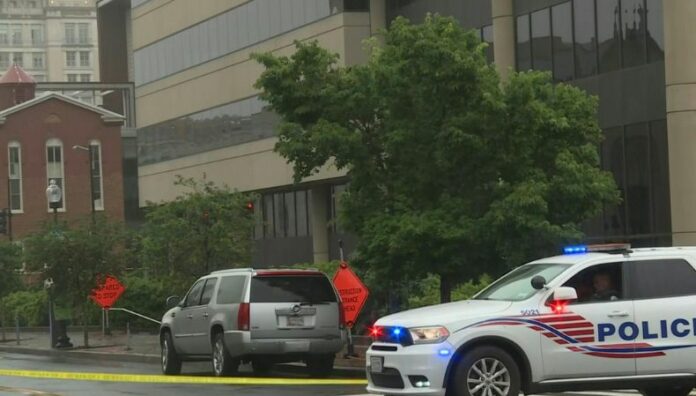 Asesinan a dos empleados de la embajada de Israel en EE. UU. Dos empleados de la embajada de Israel en Estados Unidos fueron asesinados cerca del Museo Judío.