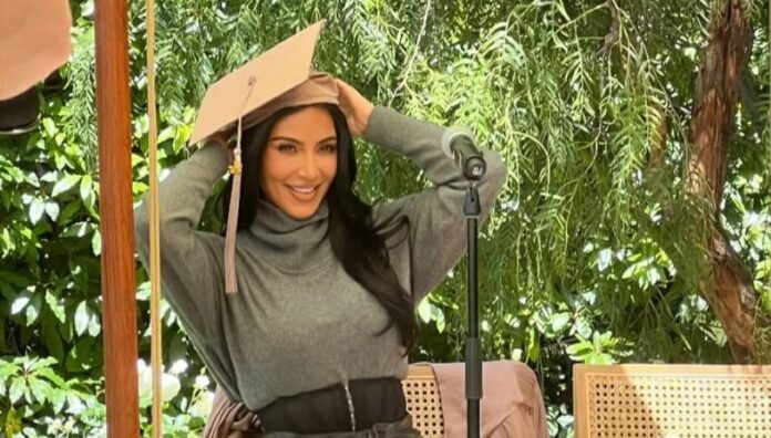 Kim Kardashian anuncia que concluyó sus estudios de leyes Kim Kardashian celebró su graduación en Derecho sin haber ido a una universidad tradicional y hoy está a un paso de convertirse oficialmente en abogada.