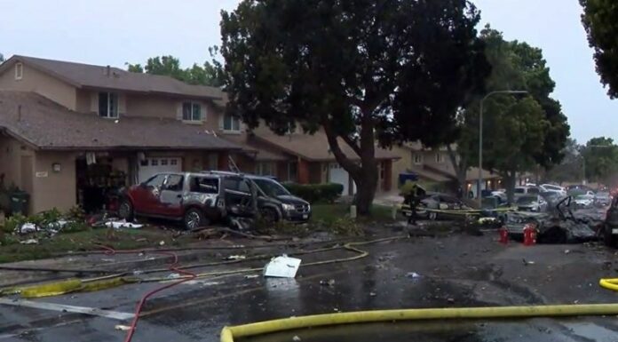 Una avioneta se estrelló en el vecindario de Murphy Canyon, la aeronave se dirigía al Aeropuerto Ejecutivo Montgomery-Gibbs.
