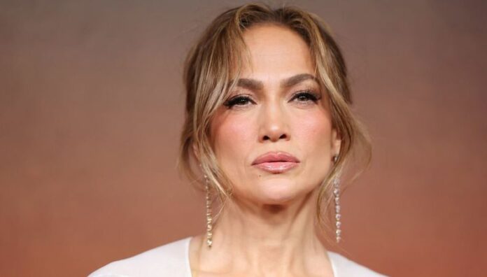 Jennifer López subió a Instagram y X varias imágenes de una noche de gala, pero el fotógrafo y una agencia reclaman más de un millón de dólares por derechos de autor.