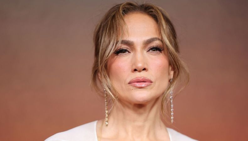 Jennifer López enfrenta problema legal por publicar fotos sin permiso