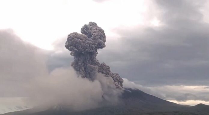 Desde hace una semana, el volcán Sakurajima en Japón ha intensificado su actividad eruptiva, emitiendo enormes columnas de humo y ceniza.