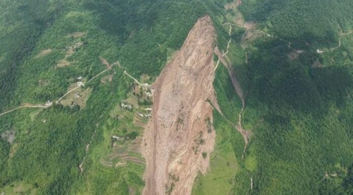 Al menos cuatro personas murieron tras deslizamientos de tierra provocados por las lluvias torrenciales en China.