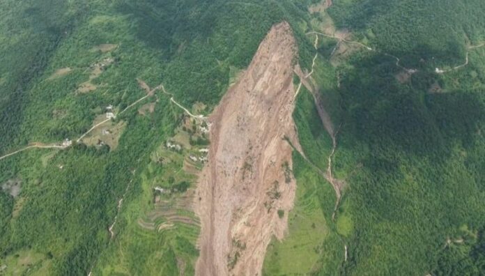 Al menos cuatro personas murieron tras deslizamientos de tierra provocados por las lluvias torrenciales en China.