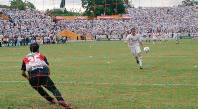 Alianza derrotó en la final del Torneo Clausura 2004 a Club Deportivo FAS con el mítico gol de Curbelo a lo 
