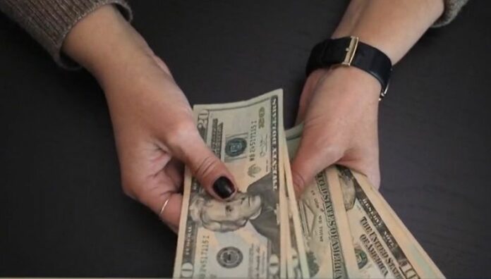 Remesas familiares aumentan 15.2% en primeros meses del año En El Salvador, los que dependen de las remesas familiares afirman que reciben más dinero y en menor tiempo.