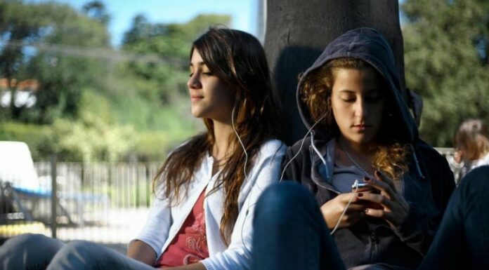 Especialistas alertan que compartir audífonos transmite bacterias y recomiendan mantener higiene y uso personal para cuidar la salud de los oídos.