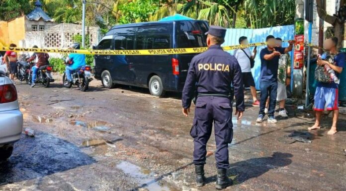 Cuerpos de socorro atendieron a los bañistas que fueron sorprendidos por el fuerte oleaje en La Libertad Costa.