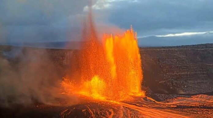 l volcán Kilauea en Hawái entró en erupción, lanzando enormes chorros de lava que alcanzaron hasta los 300 metros.