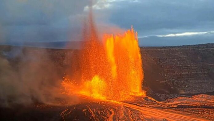 El volcán Kilauea en Hawái lanza enormes chorros de lava l volcán Kilauea en Hawái entró en erupción, lanzando enormes chorros de lava que alcanzaron hasta los 300 metros.