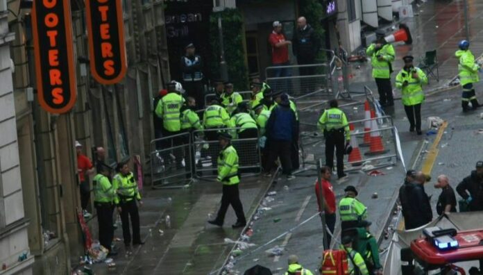 Atropello masivo deja más de una veintena de heridos en Liverpool Las autoridades llevan a cabo las investigaciones para determinar las causas del atropello masivo contra varios hinchas del Liverpool F.C.