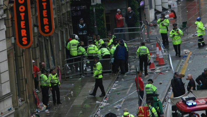 Las autoridades llevan a cabo las investigaciones para determinar las causas del atropello masivo contra varios hinchas del Liverpool F.C.