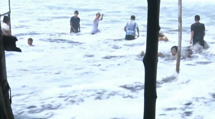 De acuerdo con socorristas, al menos nueve familias aledañas a la bocana de la playa El Majahual fueron evacuadas tras el fuerte oleaje.