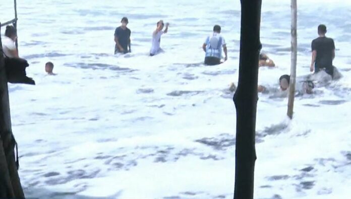 Familias evacuadas tras fuerte oleaje en la playa El Majahual De acuerdo con socorristas, al menos nueve familias aledañas a la bocana de la playa El Majahual fueron evacuadas tras el fuerte oleaje.