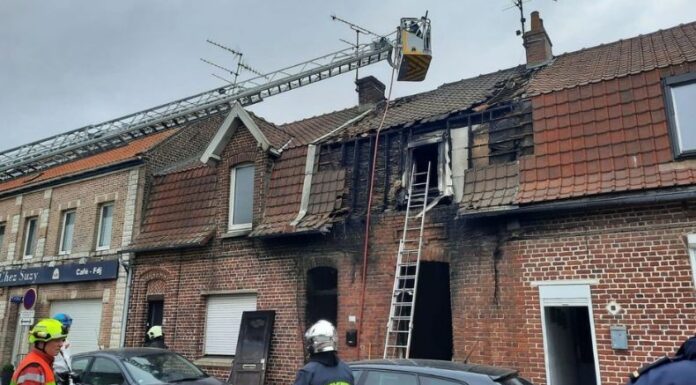 El incendio ocurrió en una casa en Attiches en el norte de Francia. Tres personas murieron, entre ellas dos niños.