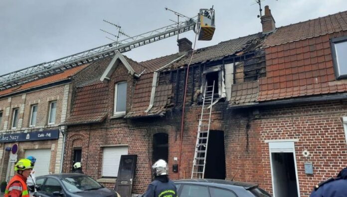 Tragedia en Francia: Mueren dos niños y un hombre en incendio El incendio ocurrió en una casa en Attiches en el norte de Francia. Tres personas murieron, entre ellas dos niños.