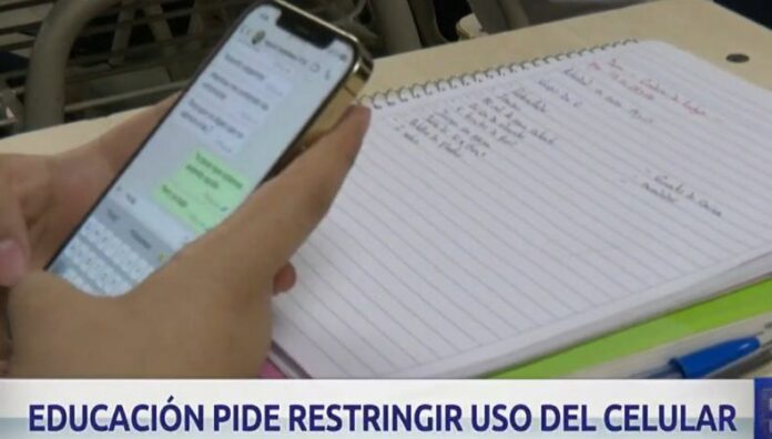 Ministerio de Educación restringe uso de celulares a estudiantes Por medio de una circular, el Ministerio de Educación limitó el uso de celulares tanto en centros educativos públicos como privados.