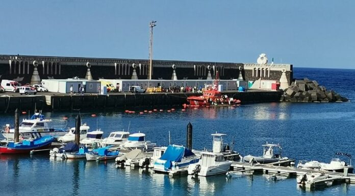 La embarcación volcó en el puerto de la isla española El Hierro, dejando como saldo al menos siete fallecidos.
