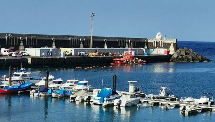 Al menos siete fallecidos tras vuelco de embarcación en isla española La embarcación volcó en el puerto de la isla española El Hierro, dejando como saldo al menos siete fallecidos.