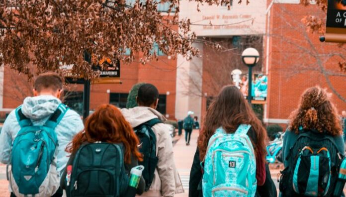 China pide a EE. UU. respetar derechos de estudiantes extranjeros China pidió al gobierno de Estados Unidos que respete y proteja los derechos de los estudiantes extranjeros, tras la suspensión de visas.