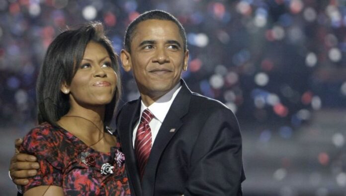 Michelle y Barack Obama reaparecen y desmienten rumores de divorcio Michelle y Barack fueron vistos en una romántica cena en Nueva York, disipando los rumores de crisis matrimonial que circularon durante meses.