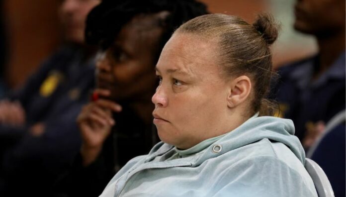 Cadena perpetua a madre que vendió su hija en Sudáfrica Una madre sudafricana fue condenada por un tribunal a cadena perpetua por secuestrar y vender a su hija de 6 años.