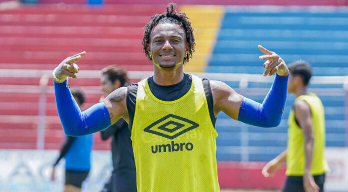 El delantero colombiano Edgar Medrano confirmó que seguirá, al menos, un torneo más con Club Deportivo FAS.