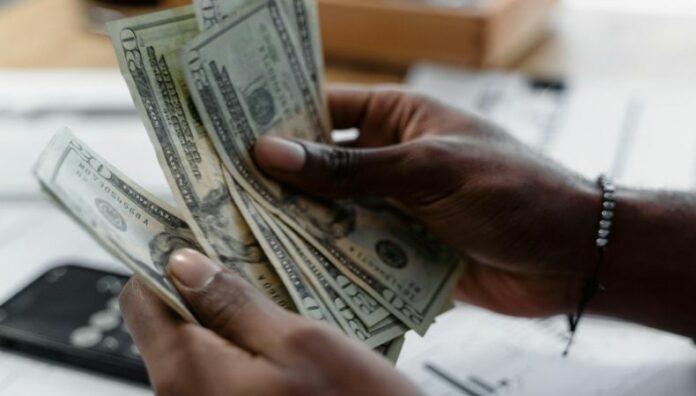 Entra en vigencia el aumento del 12% al salario mínimo en El Salvador Este 1 de junio entró en vigencia el aumento al salario mínimo, con montos que oscilan entre $272.72 y $408.80, según el sector.