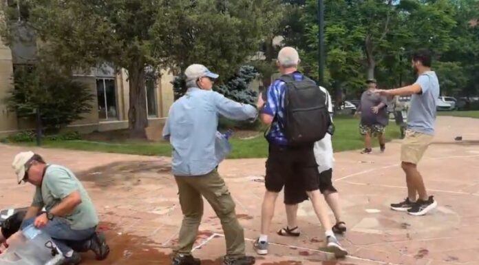 Varias personas resultaron heridas este domingo luego que un hombre lanzara artefactos explosivos en Colorado.