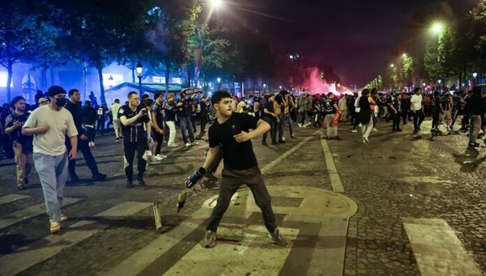 Dos fallecidos y cientos de arrestados tras disturbios en Francia El presidente de Francia condenó este domingo los incidentes ocurridos anoche, los cuales dejaron a dos personas fallecidas.