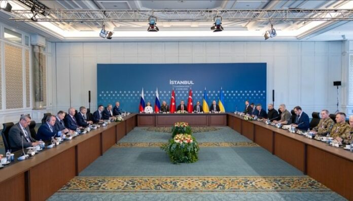 Rusia y Ucrania acuerdan intercambiar prisioneros jóvenes y heridos durante negociación Sin lograr avances concretos hacia la paz, Rusia y Ucrania finalizaron la segunda ronda de negociaciones en Estambul, Turquía.