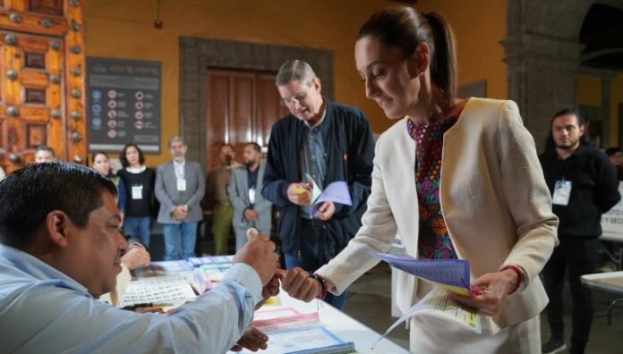 Sheinbaum califica de “histórica” jornada de elección judicial La presidenta de México, Claudia Sheinbaum restó importancia a la baja participación en la elección judicial celebrada el domingo 1 de junio.