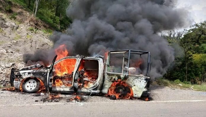 Cinco policías son emboscados y asesinados en Chiapas Cinco policías estatales fueron emboscados y asesinados durante un patrullaje en Frontera Comalapa, Chiapas, cerca de la frontera con Guatemala.