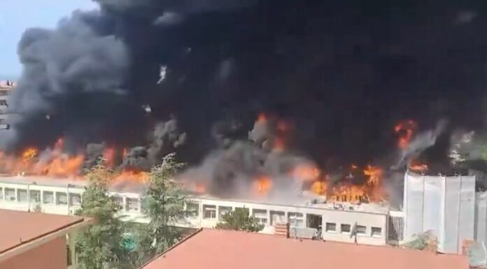 Un incendio se registró este miércoles en la Universidad de Tuscia, en Viterbo, Italia. Equipos de emergencia trabajan para controlar el fuego.