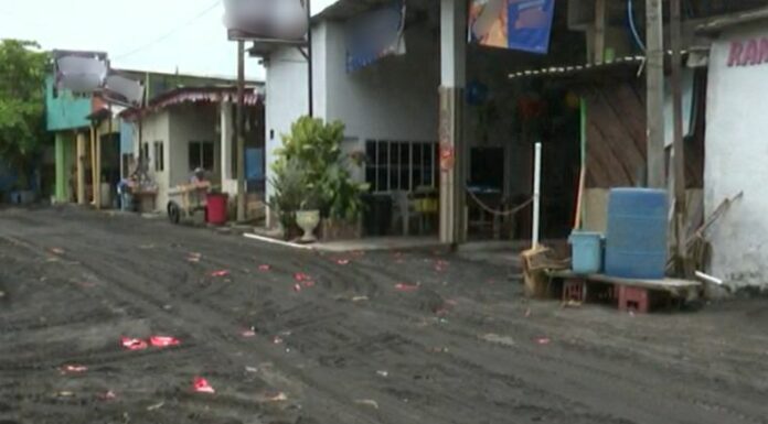 Comerciantes de la playa El Majahual reportan ventas bajas y perdidas económicas por el cierre de la zona tras los fuertes oleajes.