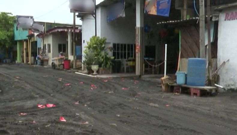 Comerciantes de la playa El Majahual reportan ventas bajas y perdidas económicas por el cierre de la zona tras los fuertes oleajes.