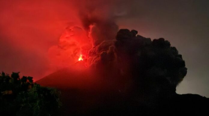 El volcán de Fuego, considerado el más activo de Centroamérica, registra una nueva erupción con caída de cenizas y lava.