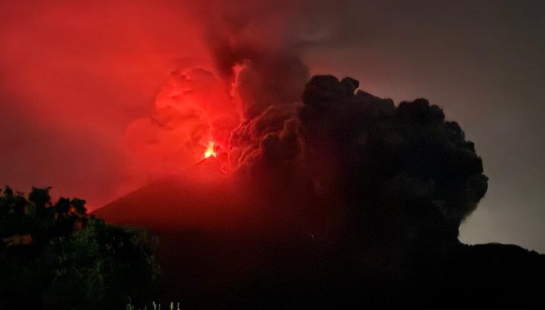 El volcán de Fuego, considerado el más activo de Centroamérica, registra una nueva erupción con caída de cenizas y lava.
