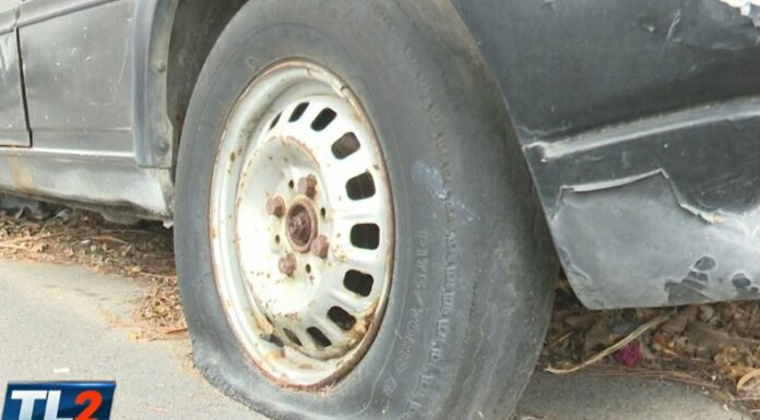 Los vehículos abandonados, que en su mayoría ya son chatarra, representan un obstáculo para la circulación vial.