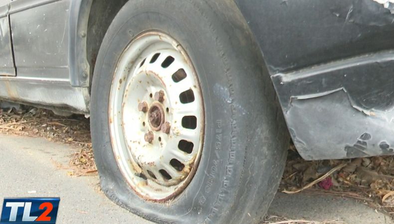 Los vehículos abandonados, que en su mayoría ya son chatarra, representan un obstáculo para la circulación vial.