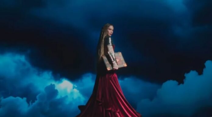 Belinda presentó el disco en una fiesta donde compartió con algunas celebridades. El proyecto incluye 17 canciones y busca reflejar fuerza, autenticidad y empoderamiento femenino.