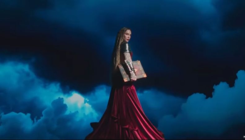 Belinda presentó el disco en una fiesta donde compartió con algunas celebridades. El proyecto incluye 17 canciones y busca reflejar fuerza, autenticidad y empoderamiento femenino.