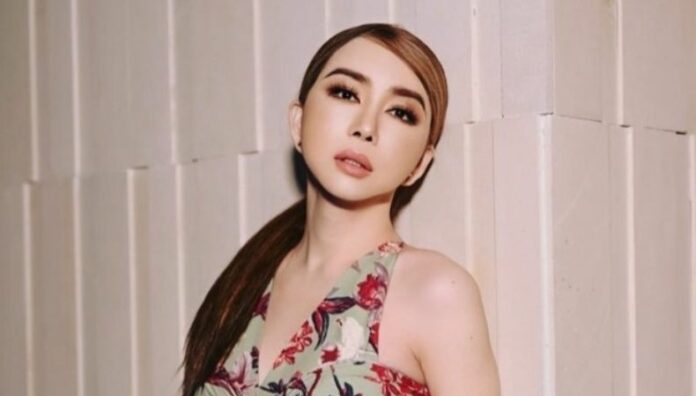 Anne Jakrajutatip renuncia a la presidencia de JKN, pero sigue como CEO de Miss Universo Anne Jakrajutatip, quien llevó el certamen Miss Universo a El Salvador en 2023, renunció oficialmente a su cargo como presidenta de JKN Global Group.