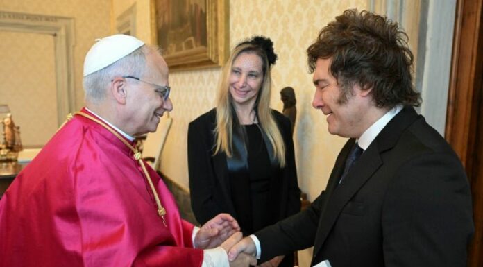 El presidente de Argentina, Javier Milei, llegó este sábado al Vaticano para sostener su primera audiencia oficial con el papa León XIV.