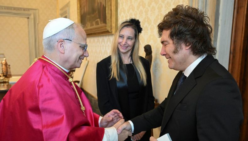 El presidente de Argentina, Javier Milei, llegó este sábado al Vaticano para sostener su primera audiencia oficial con el papa León XIV.
