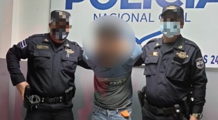 Capturan en México a un hombre acusado de delitos graves contra menores y lo entregan a las autoridades salvadoreñas.