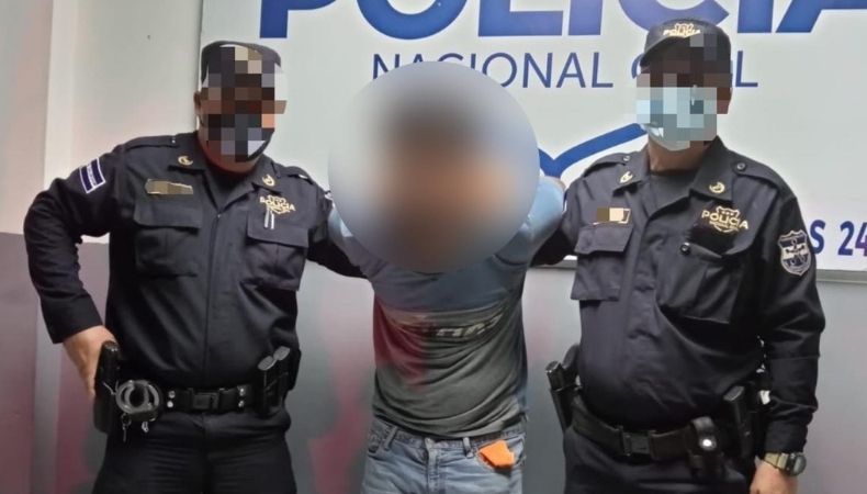 Capturan en México a un hombre acusado de delitos graves contra menores y lo entregan a las autoridades salvadoreñas.