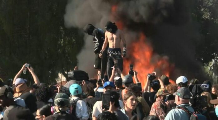 Al menos 56 personas fueron arrestadas durante el fin de semana en los disturbios por redadas contra migrantes en Los Ángeles.