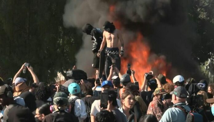 Al menos 56 personas fueron arrestadas durante el fin de semana en los disturbios por redadas contra migrantes en Los Ángeles.